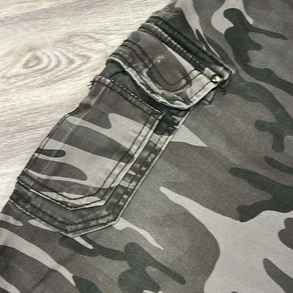 Men’s Unionbay Cotton Blend Gray Camouflage 6 Pocket 10” Utility Cargo Shorts 42 - Picture 4 of 10